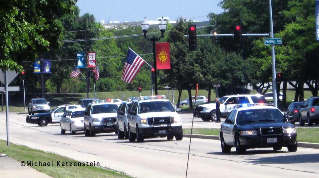 Local police and firefighters welcome local soldier home - Vernon Hills IL