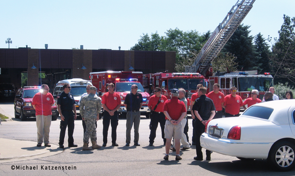 Local police and firefighters welcome local soldier home - Vernon Hills IL