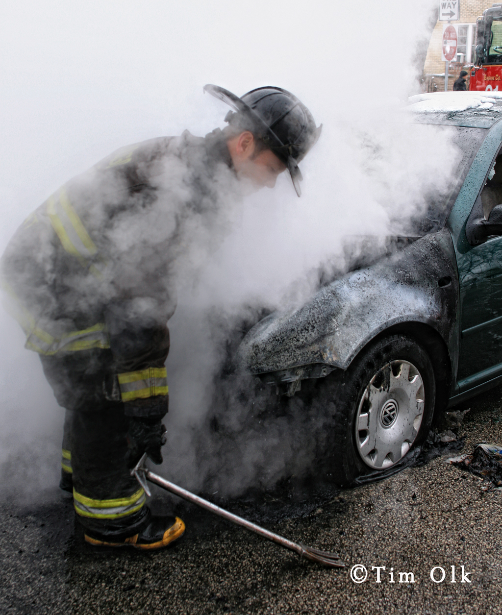 Chicago Engine 91 fights car fire