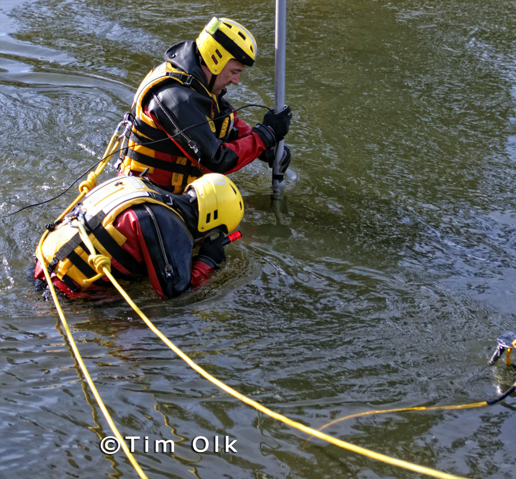 divers search the Des Plaines River for gun used in North Chicago