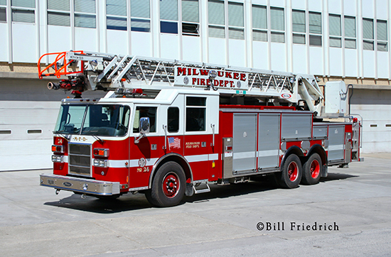 photo of Milwaukee Fire Department ladder truck