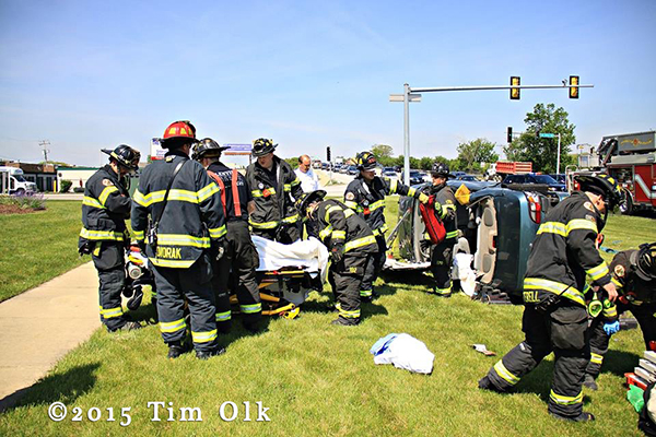 two trapped from car crash in Glenview 6/3/15