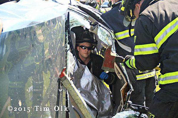 two trapped from car crash in Glenview 6/3/15