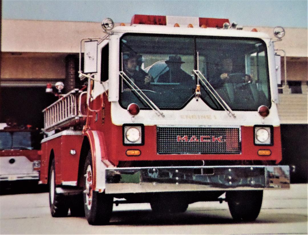 NEW YORK CITY FIRE DEPARTMENT SATELLITE 1 1983 MACK CF//SAULSBURY HOSE WAGON