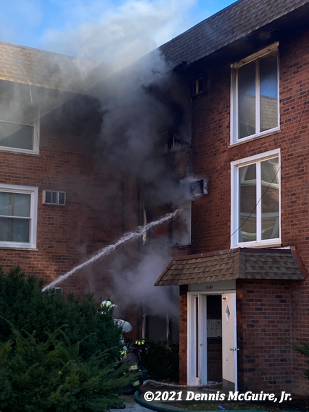 Firefighters battle apartment fire in Alsip
