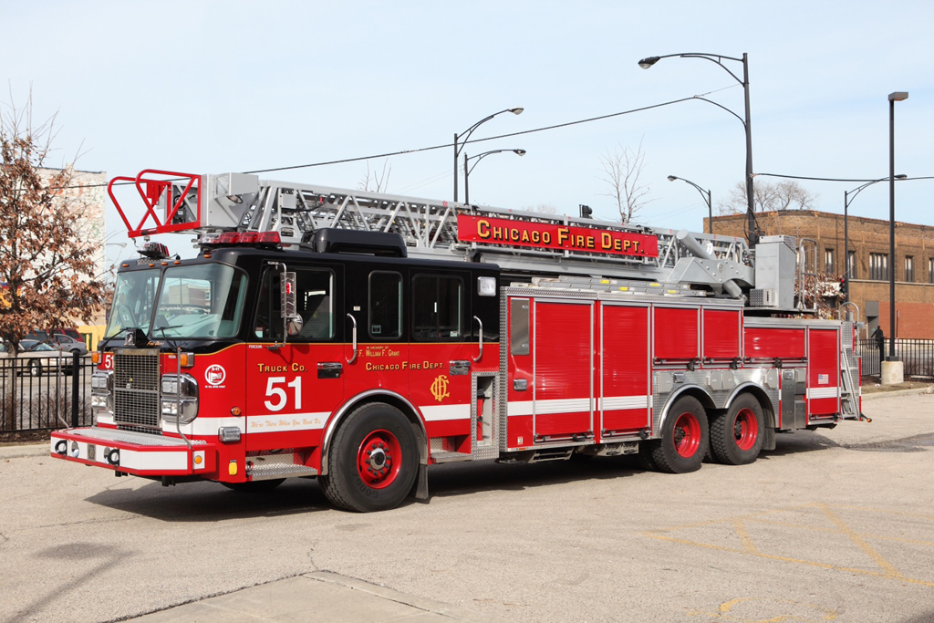 Посадка пожарных в автомобиль. Engine 51 Chicago Fire. Пожарные машины Чикаго 51. Пожарный Департамент Чикаго. Chicago Fire Department 51.